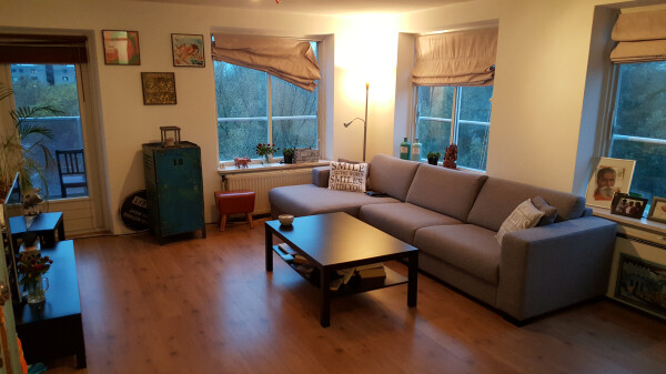 Woonkamer ligt op het zuiden, in de winter heel de dag een heerlijk zonnetje.  Ideaal! En mooi uitzicht natuurlijk :).